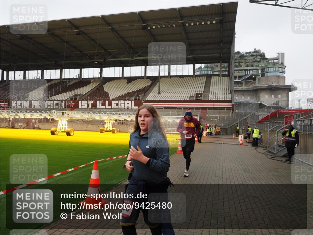 07.12.2025 - St. Pauli X-Mass-Run No. 15 Fabian Wolf http://msf.ph/oto/9425480 07.12.2025 12:16:01 Ziel  meine-sportfotos.de