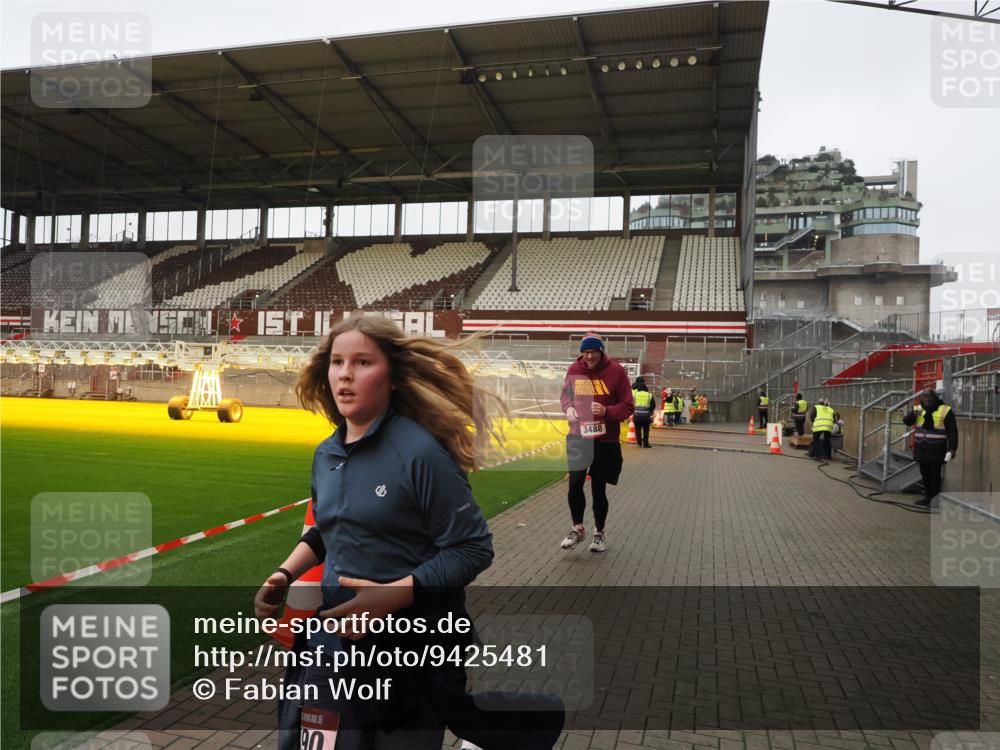 07.12.2025 - St. Pauli X-Mass-Run No. 15 Fabian Wolf http://msf.ph/oto/9425481 07.12.2025 12:16:02 Ziel  meine-sportfotos.de