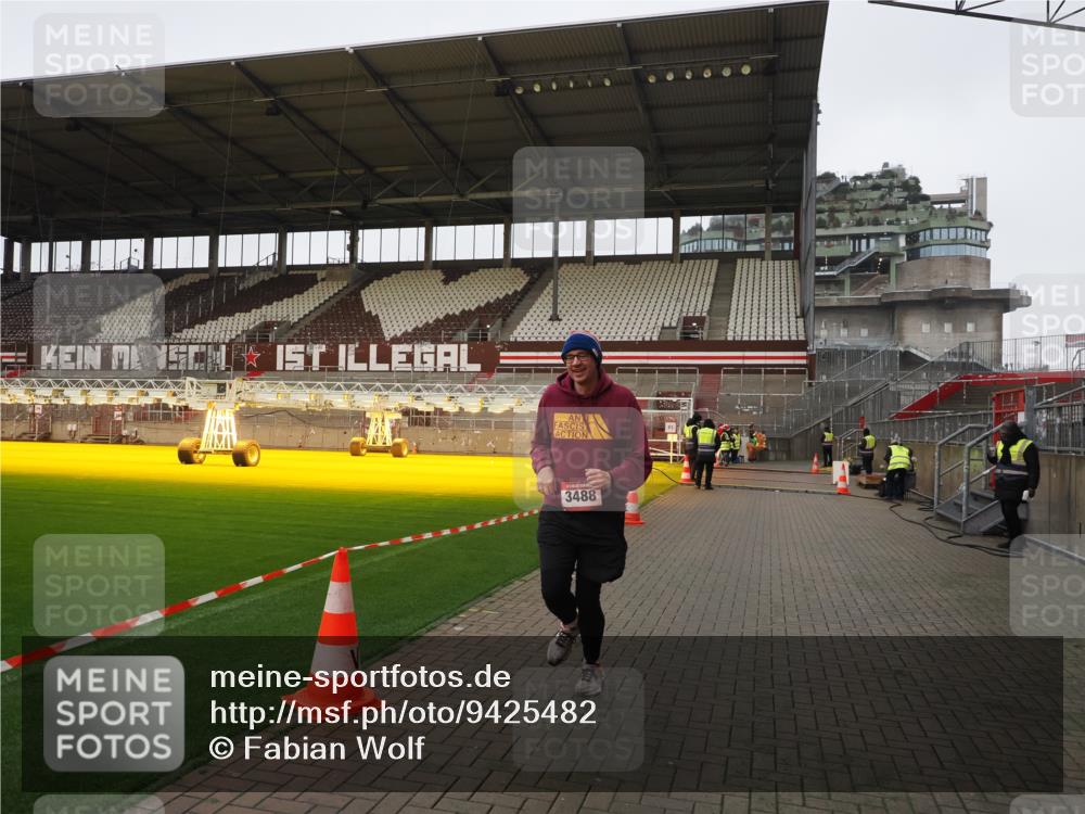 07.12.2025 - St. Pauli X-Mass-Run No. 15 Fabian Wolf http://msf.ph/oto/9425482 07.12.2025 12:16:02 Ziel  meine-sportfotos.de