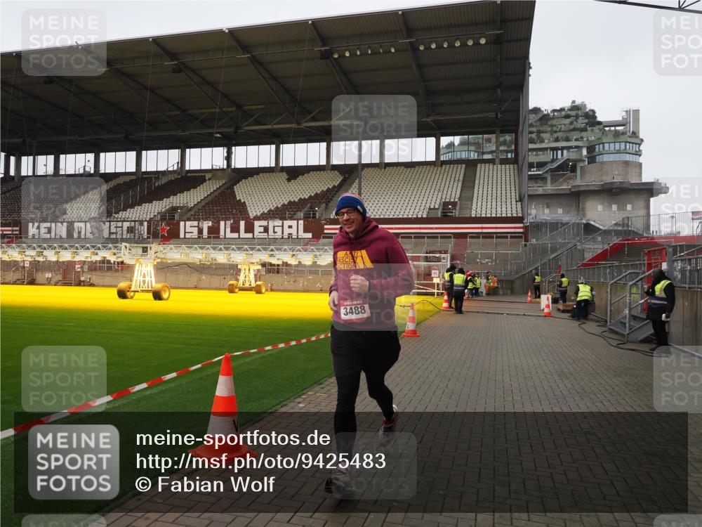 07.12.2025 - St. Pauli X-Mass-Run No. 15 Fabian Wolf http://msf.ph/oto/9425483 07.12.2025 12:16:03 Ziel  meine-sportfotos.de