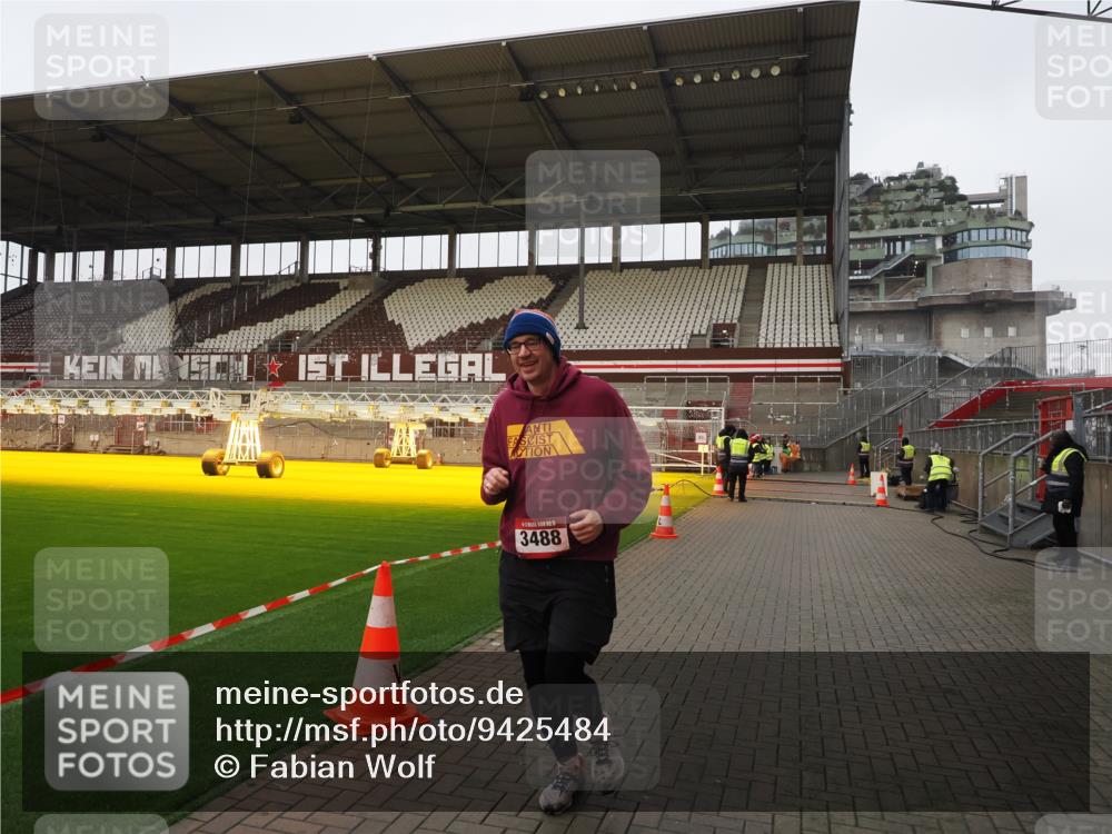 07.12.2025 - St. Pauli X-Mass-Run No. 15 Fabian Wolf http://msf.ph/oto/9425484 07.12.2025 12:16:03 Ziel  meine-sportfotos.de