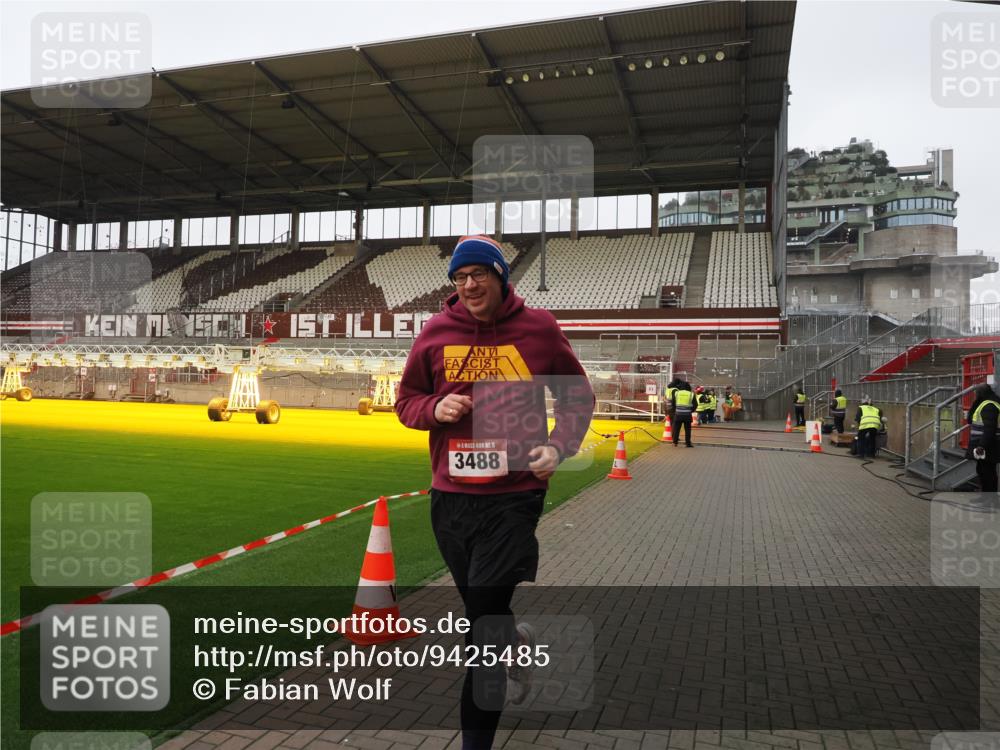 07.12.2025 - St. Pauli X-Mass-Run No. 15 Fabian Wolf http://msf.ph/oto/9425485 07.12.2025 12:16:03 Ziel  meine-sportfotos.de
