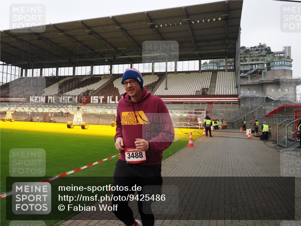 07.12.2025 - St. Pauli X-Mass-Run No. 15 Fabian Wolf http://msf.ph/oto/9425486 07.12.2025 12:16:03 Ziel  meine-sportfotos.de