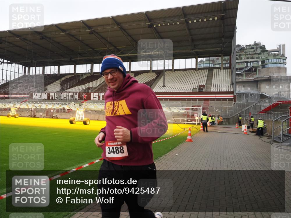 07.12.2025 - St. Pauli X-Mass-Run No. 15 Fabian Wolf http://msf.ph/oto/9425487 07.12.2025 12:16:03 Ziel  meine-sportfotos.de