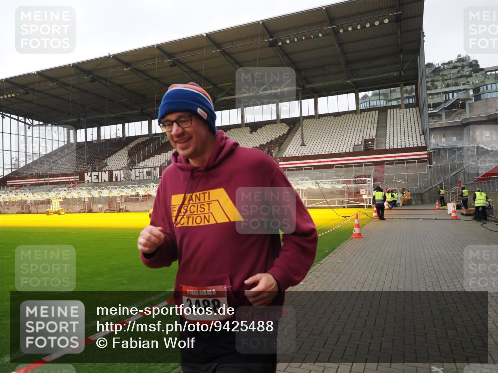 07.12.2025 - St. Pauli X-Mass-Run No. 15 Fabian Wolf http://msf.ph/oto/9425488 07.12.2025 12:16:04 Ziel  meine-sportfotos.de