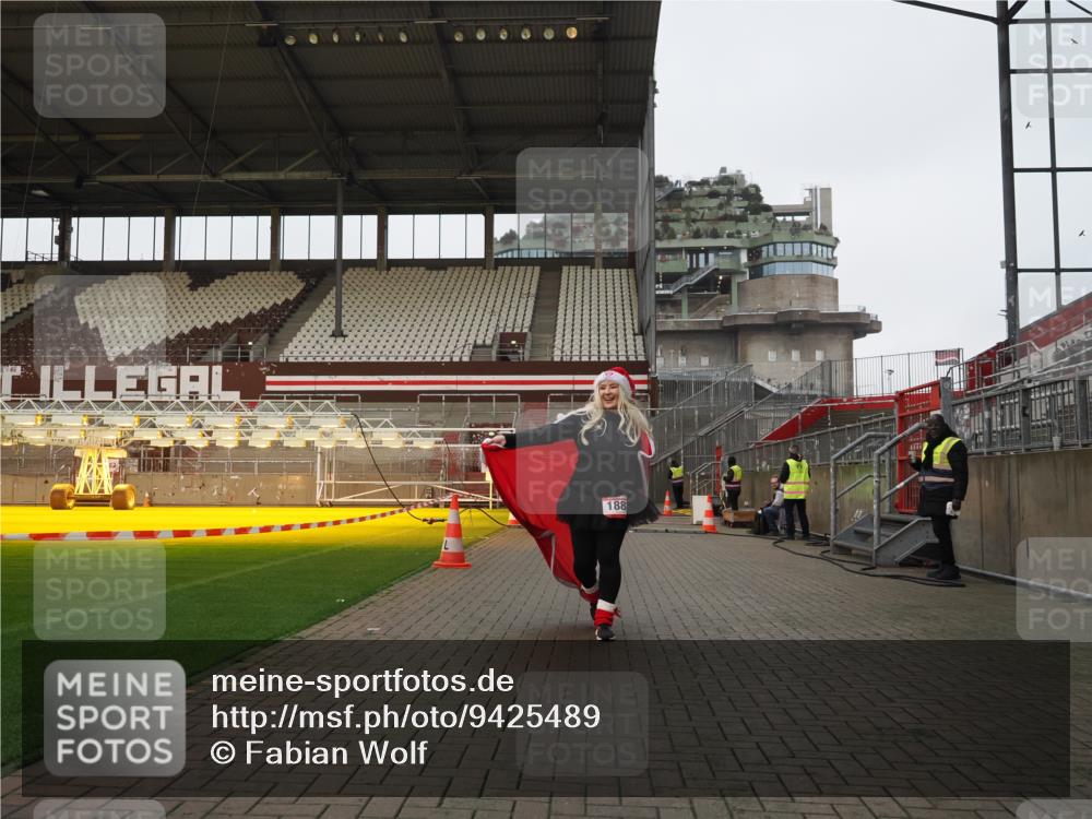07.12.2025 - St. Pauli X-Mass-Run No. 15 Fabian Wolf http://msf.ph/oto/9425489 07.12.2025 12:16:25 Ziel 1883 meine-sportfotos.de