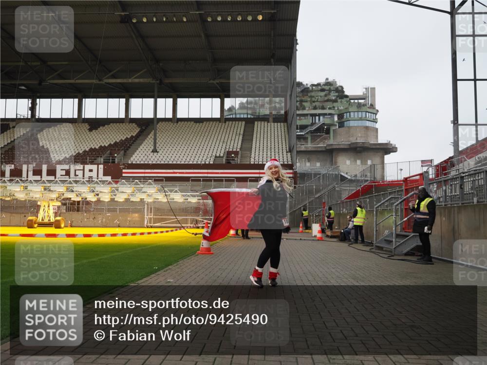 07.12.2025 - St. Pauli X-Mass-Run No. 15 Fabian Wolf http://msf.ph/oto/9425490 07.12.2025 12:16:26 Ziel 1883 meine-sportfotos.de