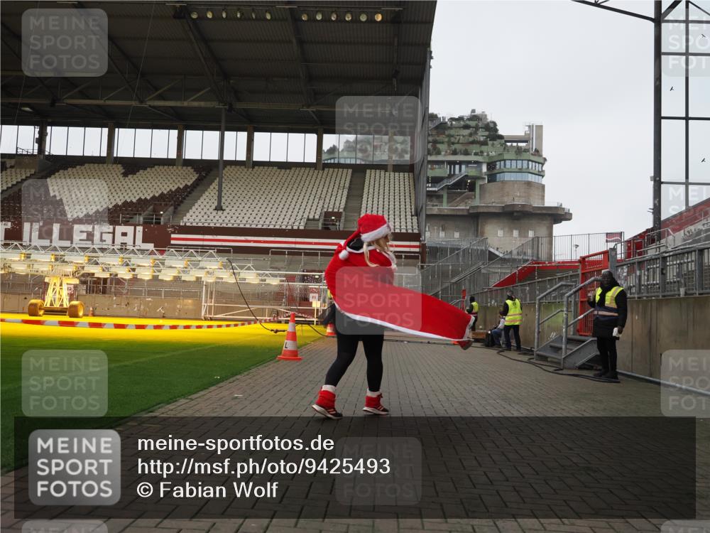 07.12.2025 - St. Pauli X-Mass-Run No. 15 Fabian Wolf http://msf.ph/oto/9425493 07.12.2025 12:16:26 Ziel 1883 meine-sportfotos.de