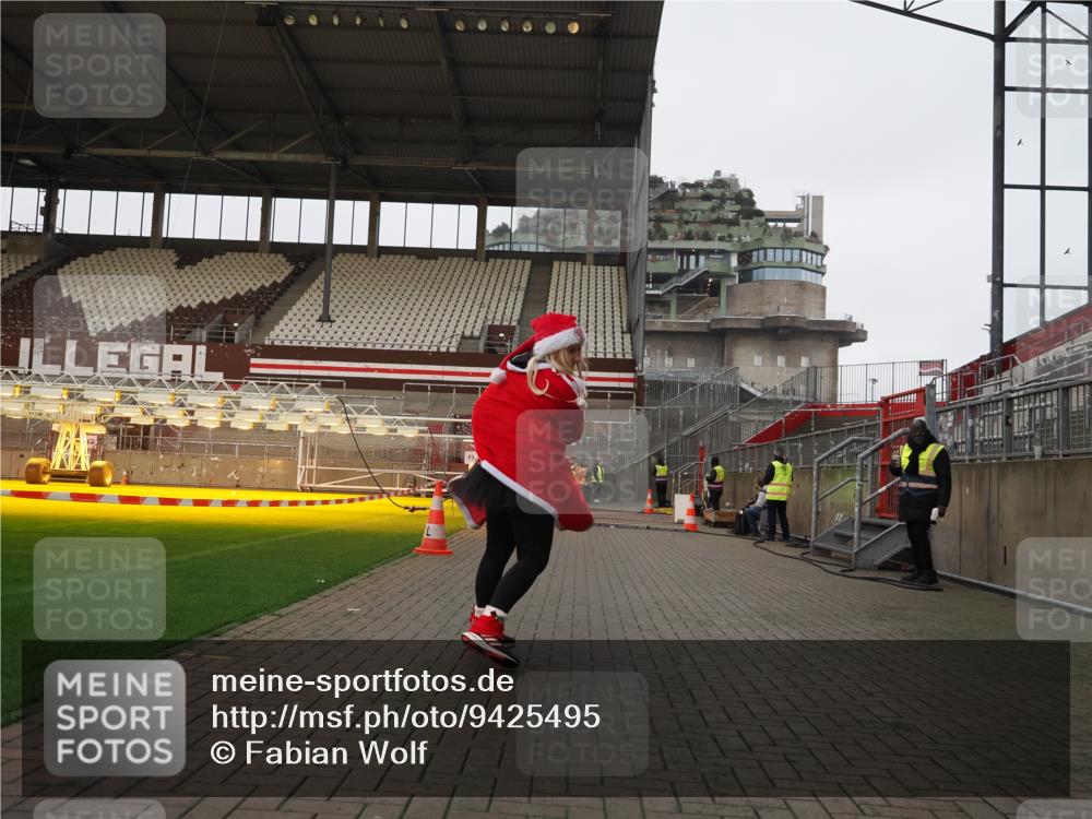 07.12.2025 - St. Pauli X-Mass-Run No. 15 Fabian Wolf http://msf.ph/oto/9425495 07.12.2025 12:16:27 Ziel 1883 meine-sportfotos.de