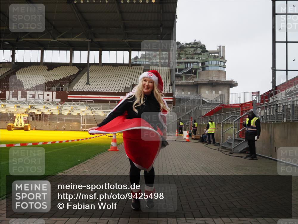 07.12.2025 - St. Pauli X-Mass-Run No. 15 Fabian Wolf http://msf.ph/oto/9425498 07.12.2025 12:16:28 Ziel 1883 meine-sportfotos.de