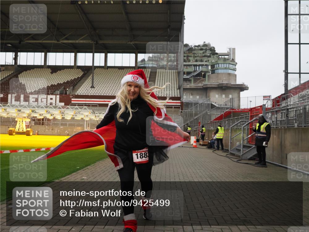 07.12.2025 - St. Pauli X-Mass-Run No. 15 Fabian Wolf http://msf.ph/oto/9425499 07.12.2025 12:16:28 Ziel 1883 meine-sportfotos.de