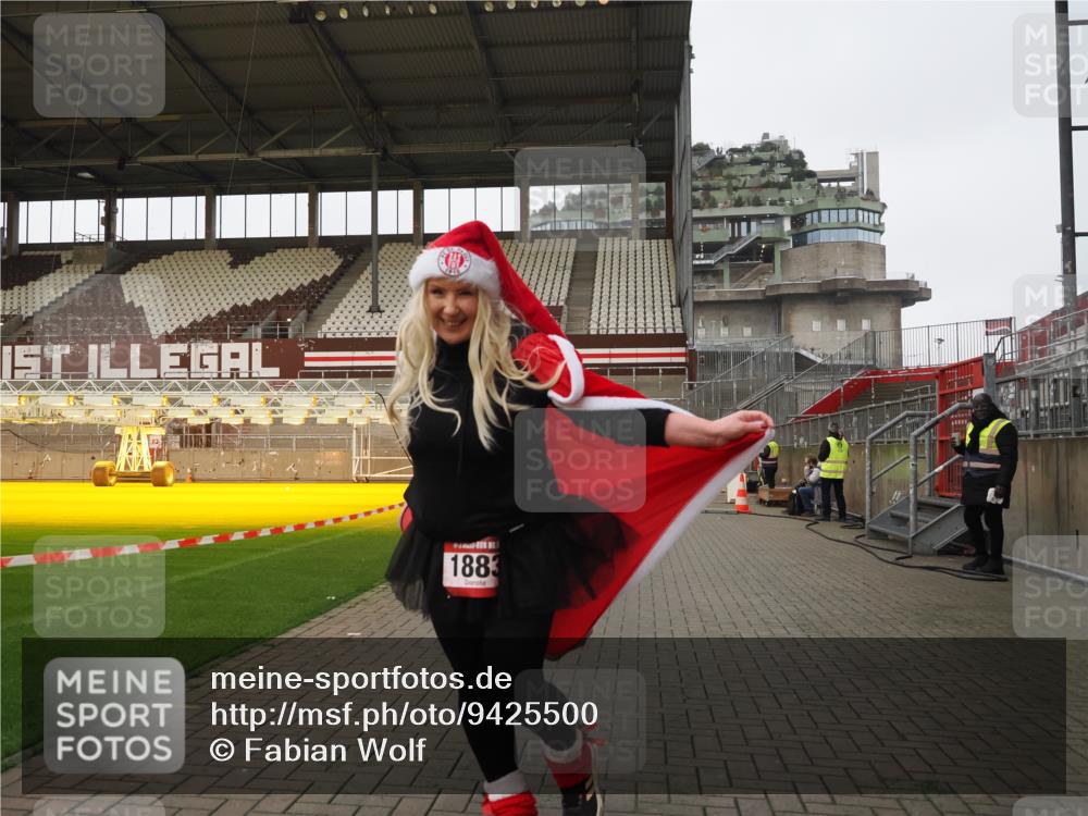 07.12.2025 - St. Pauli X-Mass-Run No. 15 Fabian Wolf http://msf.ph/oto/9425500 07.12.2025 12:16:28 Ziel 1883 meine-sportfotos.de