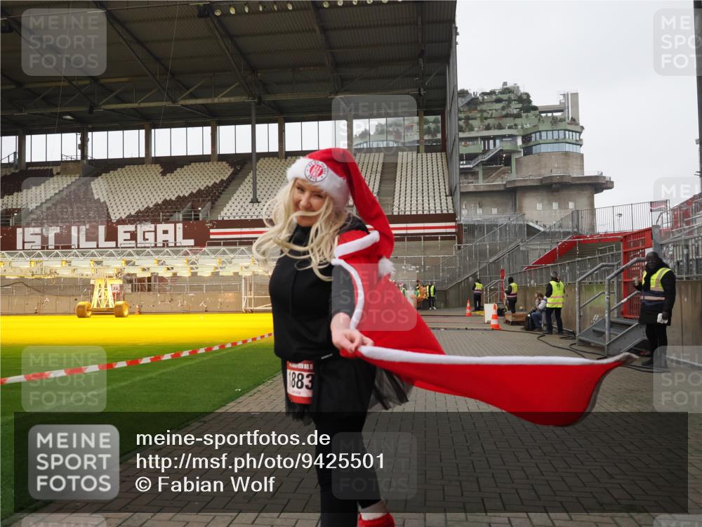 07.12.2025 - St. Pauli X-Mass-Run No. 15 Fabian Wolf http://msf.ph/oto/9425501 07.12.2025 12:16:28 Ziel 1883 meine-sportfotos.de