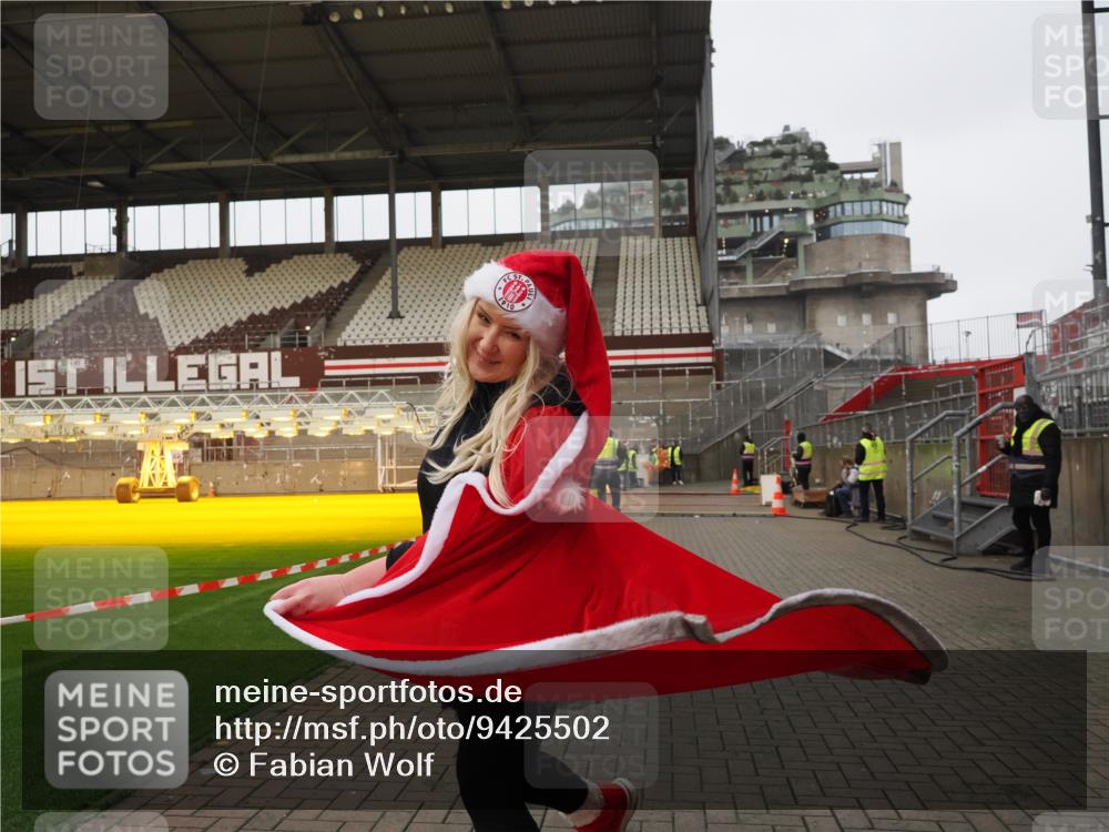 07.12.2025 - St. Pauli X-Mass-Run No. 15 Fabian Wolf http://msf.ph/oto/9425502 07.12.2025 12:16:28 Ziel 1883 meine-sportfotos.de
