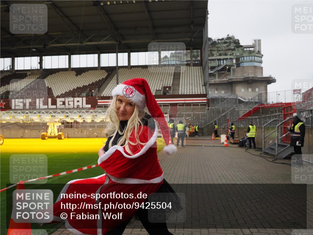 07.12.2025 - St. Pauli X-Mass-Run No. 15 Fabian Wolf http://msf.ph/oto/9425504 07.12.2025 12:16:29 Ziel 1883 meine-sportfotos.de