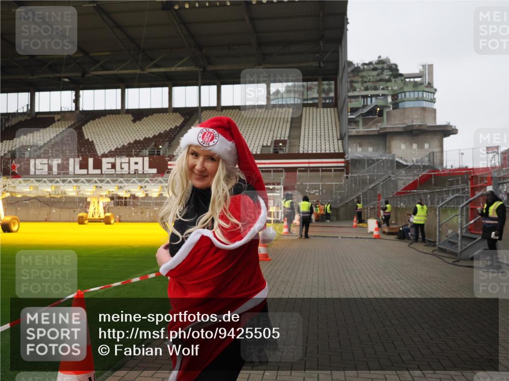 07.12.2025 - St. Pauli X-Mass-Run No. 15 Fabian Wolf http://msf.ph/oto/9425505 07.12.2025 12:16:29 Ziel 1883 meine-sportfotos.de