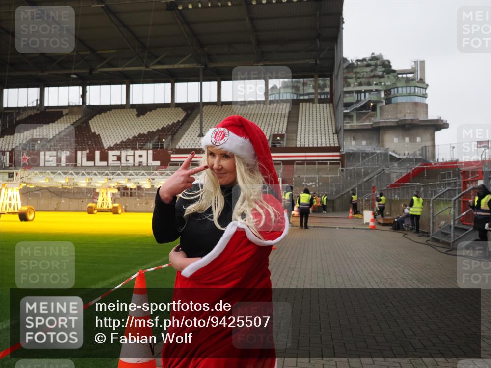 07.12.2025 - St. Pauli X-Mass-Run No. 15 Fabian Wolf http://msf.ph/oto/9425507 07.12.2025 12:16:29 Ziel 1883 meine-sportfotos.de