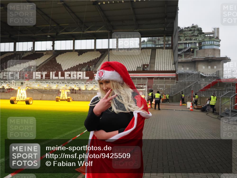 07.12.2025 - St. Pauli X-Mass-Run No. 15 Fabian Wolf http://msf.ph/oto/9425509 07.12.2025 12:16:30 Ziel 1883 meine-sportfotos.de