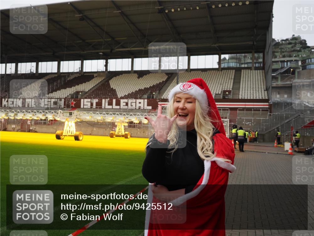 07.12.2025 - St. Pauli X-Mass-Run No. 15 Fabian Wolf http://msf.ph/oto/9425512 07.12.2025 12:16:30 Ziel 1883 meine-sportfotos.de