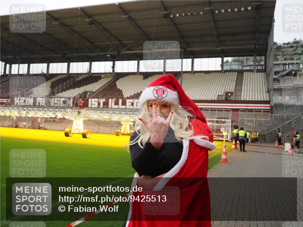 07.12.2025 - St. Pauli X-Mass-Run No. 15 Fabian Wolf http://msf.ph/oto/9425513 07.12.2025 12:16:31 Ziel 1883 meine-sportfotos.de