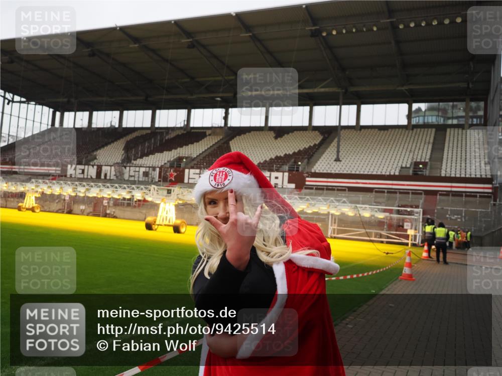 07.12.2025 - St. Pauli X-Mass-Run No. 15 Fabian Wolf http://msf.ph/oto/9425514 07.12.2025 12:16:31 Ziel 1883 meine-sportfotos.de