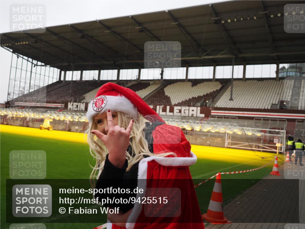 07.12.2025 - St. Pauli X-Mass-Run No. 15 Fabian Wolf http://msf.ph/oto/9425515 07.12.2025 12:16:31 Ziel 1883 meine-sportfotos.de