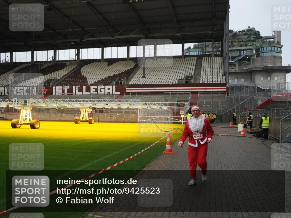 07.12.2025 - St. Pauli X-Mass-Run No. 15 Fabian Wolf http://msf.ph/oto/9425523 07.12.2025 12:17:03 Ziel 4325 meine-sportfotos.de