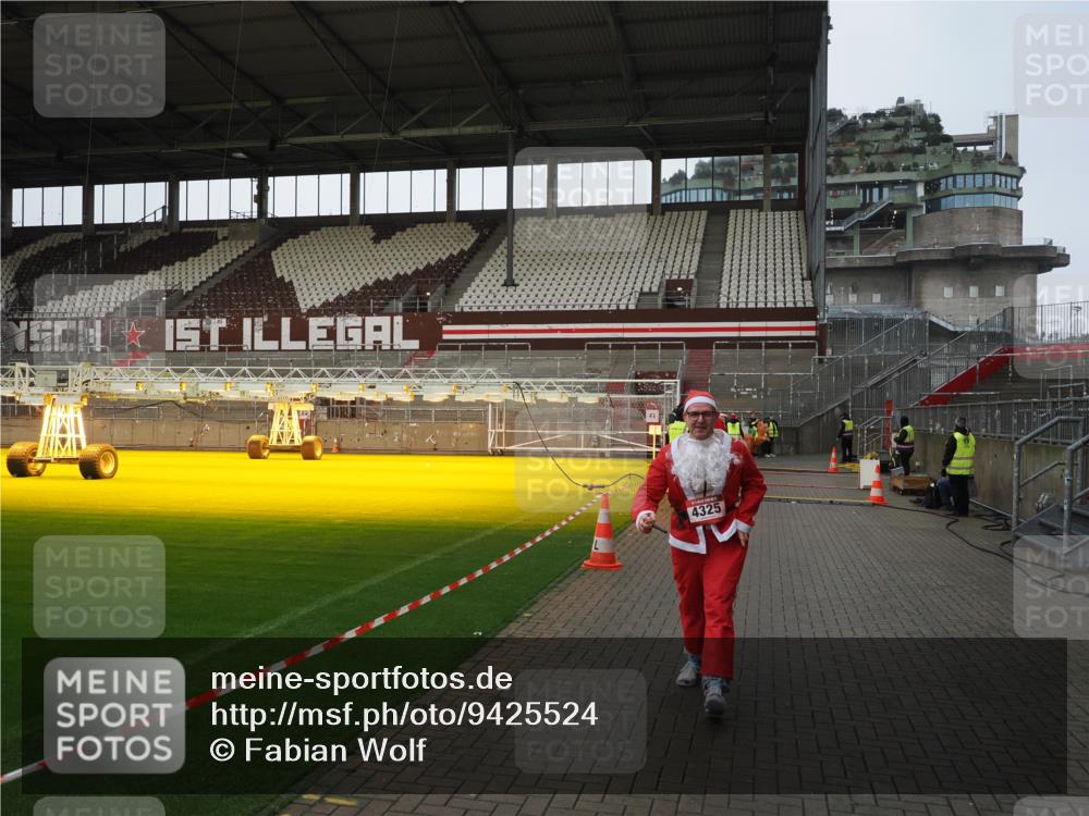 07.12.2025 - St. Pauli X-Mass-Run No. 15 Fabian Wolf http://msf.ph/oto/9425524 07.12.2025 12:17:04 Ziel 4325 meine-sportfotos.de