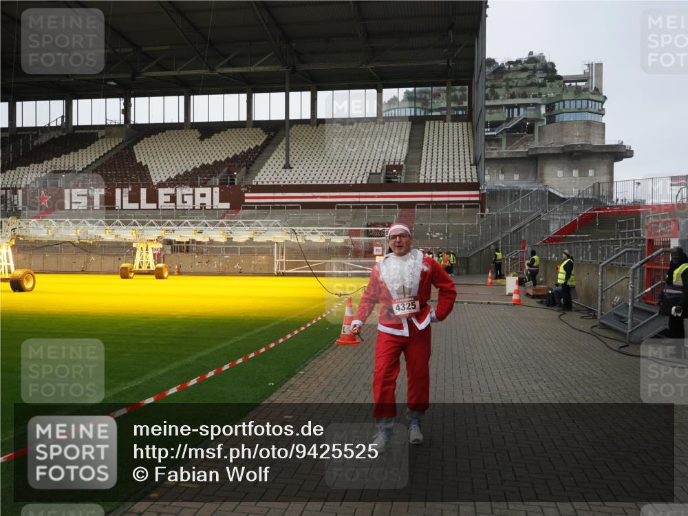 07.12.2025 - St. Pauli X-Mass-Run No. 15 Fabian Wolf http://msf.ph/oto/9425525 07.12.2025 12:17:04 Ziel 4325 meine-sportfotos.de
