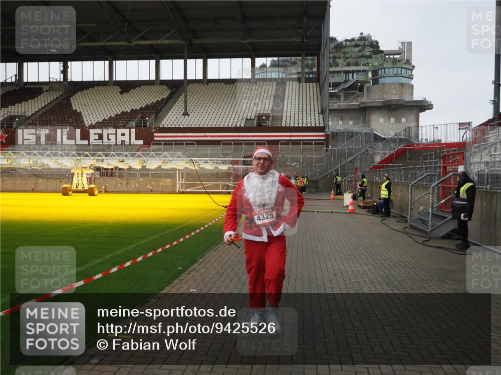 07.12.2025 - St. Pauli X-Mass-Run No. 15 Fabian Wolf http://msf.ph/oto/9425526 07.12.2025 12:17:04 Ziel 4325 meine-sportfotos.de