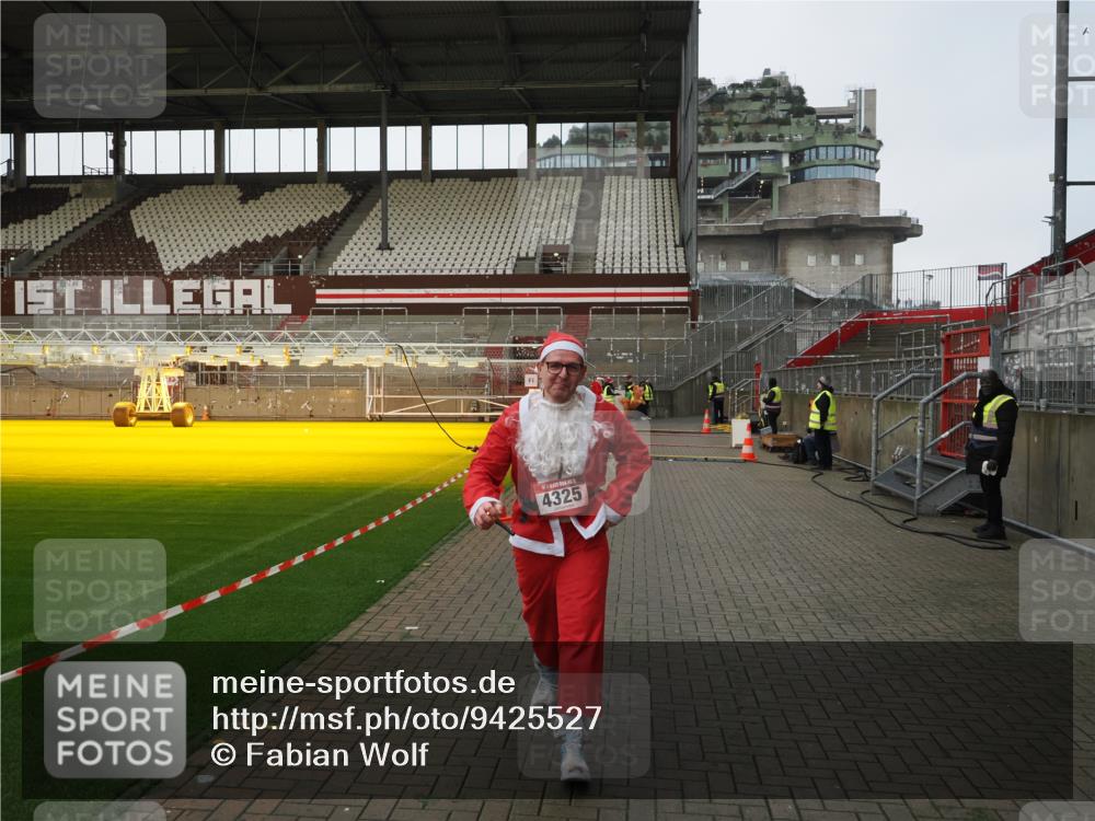 07.12.2025 - St. Pauli X-Mass-Run No. 15 Fabian Wolf http://msf.ph/oto/9425527 07.12.2025 12:17:05 Ziel 4325 meine-sportfotos.de