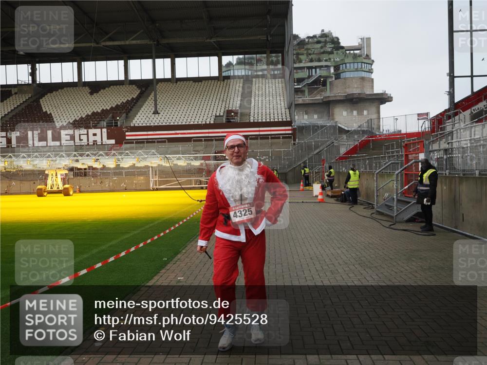 07.12.2025 - St. Pauli X-Mass-Run No. 15 Fabian Wolf http://msf.ph/oto/9425528 07.12.2025 12:17:05 Ziel 4325 meine-sportfotos.de