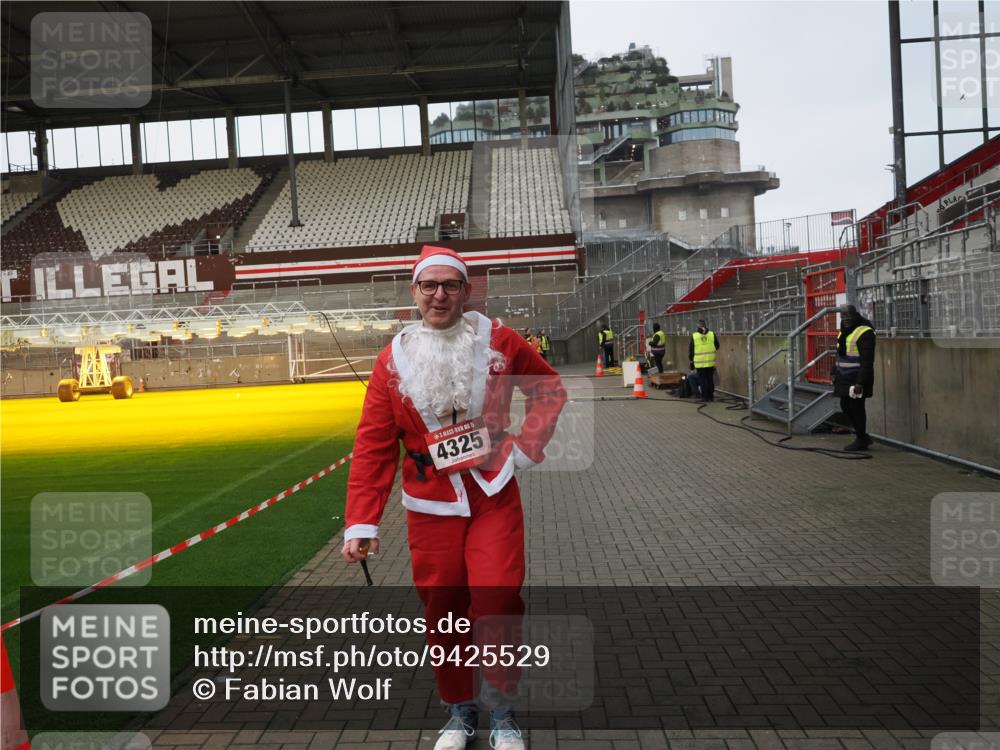07.12.2025 - St. Pauli X-Mass-Run No. 15 Fabian Wolf http://msf.ph/oto/9425529 07.12.2025 12:17:05 Ziel 4325 meine-sportfotos.de