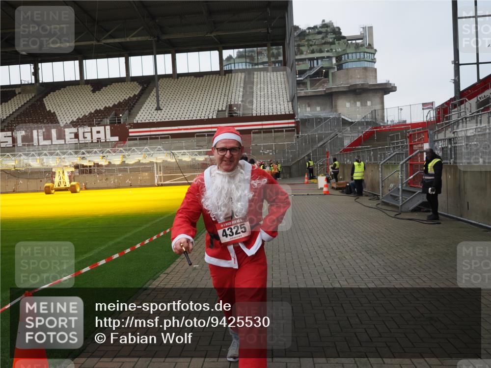 07.12.2025 - St. Pauli X-Mass-Run No. 15 Fabian Wolf http://msf.ph/oto/9425530 07.12.2025 12:17:06 Ziel 4325 meine-sportfotos.de