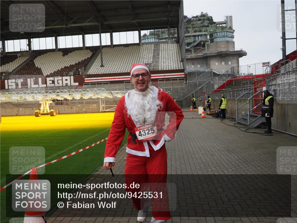 07.12.2025 - St. Pauli X-Mass-Run No. 15 Fabian Wolf http://msf.ph/oto/9425531 07.12.2025 12:17:06 Ziel 4325 meine-sportfotos.de