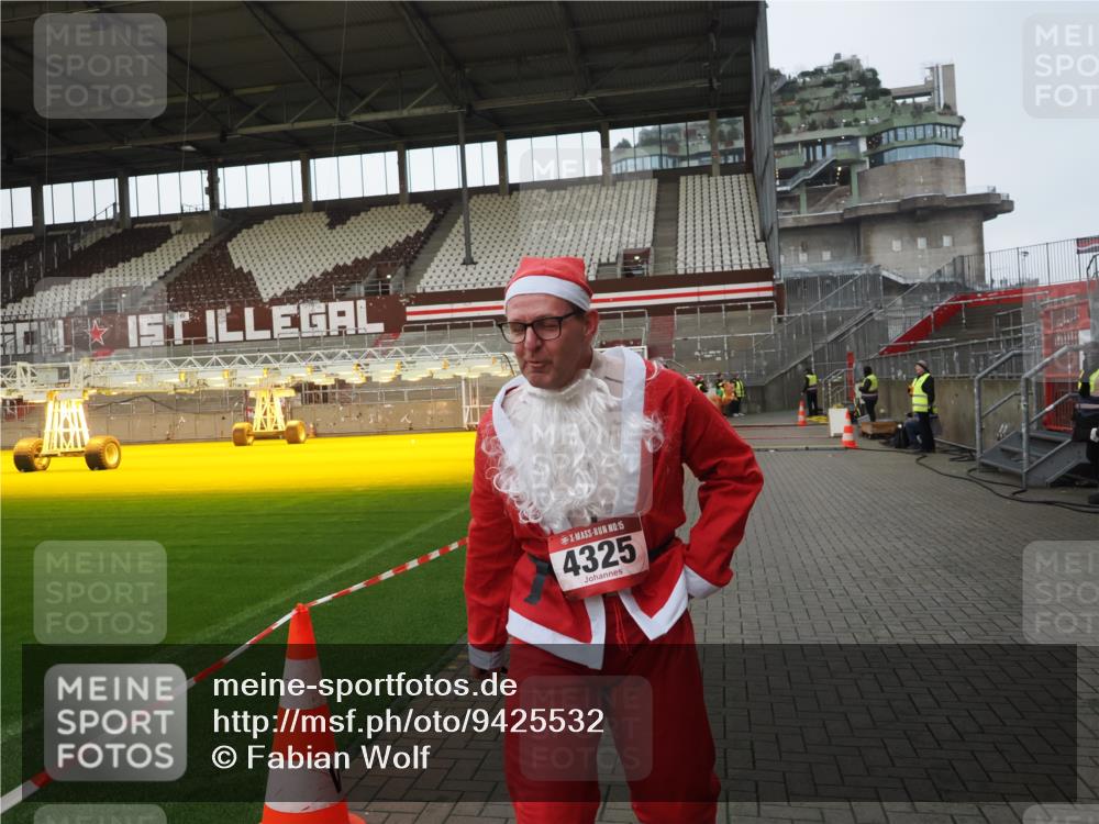 07.12.2025 - St. Pauli X-Mass-Run No. 15 Fabian Wolf http://msf.ph/oto/9425532 07.12.2025 12:17:06 Ziel 4325 meine-sportfotos.de