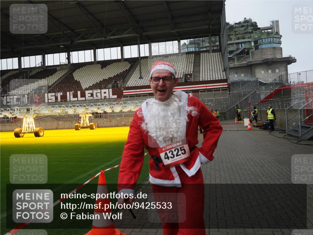 07.12.2025 - St. Pauli X-Mass-Run No. 15 Fabian Wolf http://msf.ph/oto/9425533 07.12.2025 12:17:06 Ziel 4325 meine-sportfotos.de