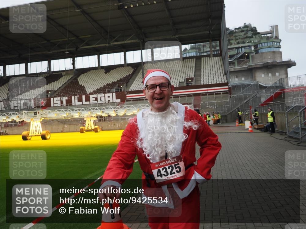 07.12.2025 - St. Pauli X-Mass-Run No. 15 Fabian Wolf http://msf.ph/oto/9425534 07.12.2025 12:17:07 Ziel 4325 meine-sportfotos.de