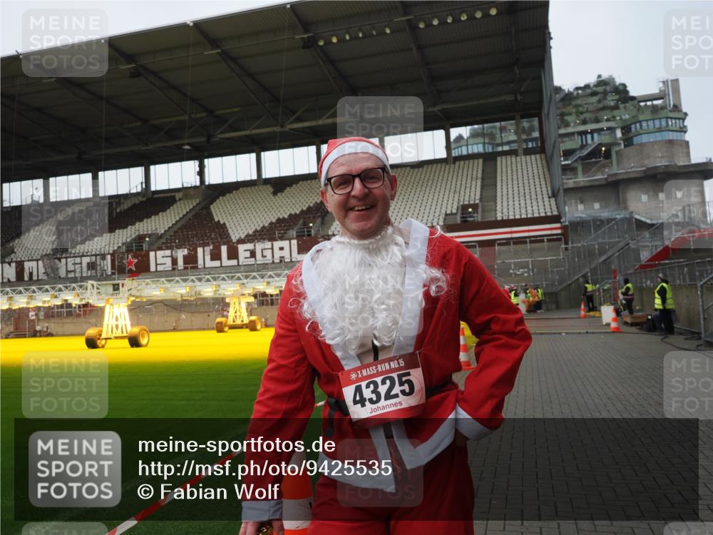 07.12.2025 - St. Pauli X-Mass-Run No. 15 Fabian Wolf http://msf.ph/oto/9425535 07.12.2025 12:17:07 Ziel 4325 meine-sportfotos.de