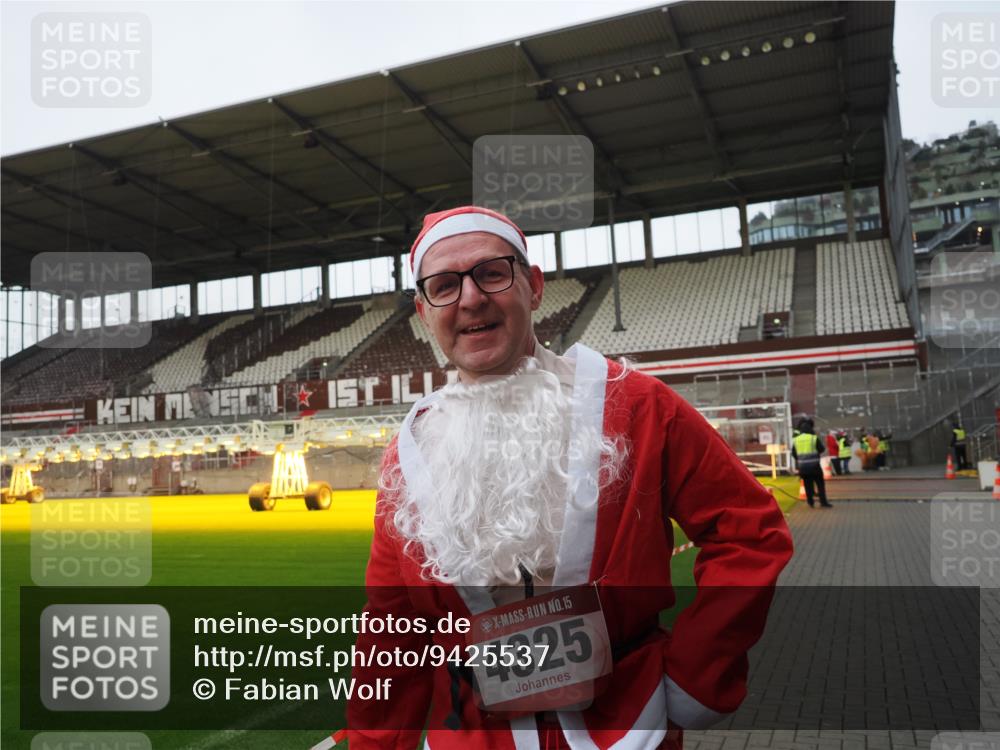 07.12.2025 - St. Pauli X-Mass-Run No. 15 Fabian Wolf http://msf.ph/oto/9425537 07.12.2025 12:17:07 Ziel 4325 meine-sportfotos.de