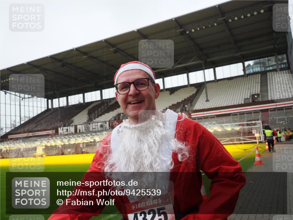 07.12.2025 - St. Pauli X-Mass-Run No. 15 Fabian Wolf http://msf.ph/oto/9425539 07.12.2025 12:17:08 Ziel 4325 meine-sportfotos.de