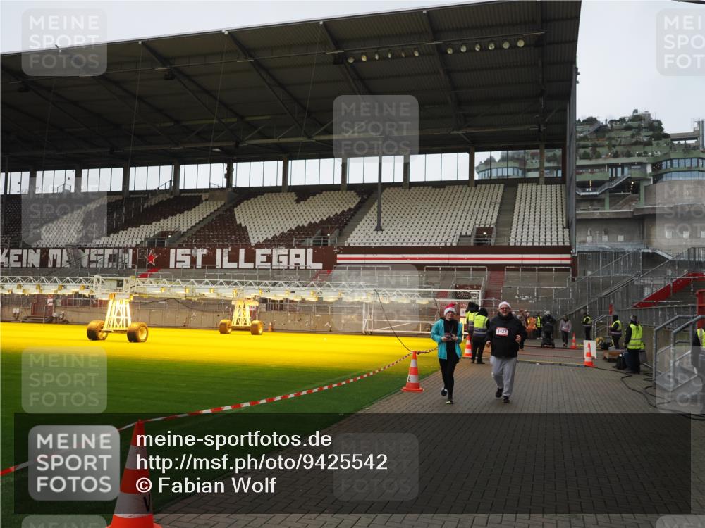 07.12.2025 - St. Pauli X-Mass-Run No. 15 Fabian Wolf http://msf.ph/oto/9425542 07.12.2025 12:17:27 Ziel 3427 meine-sportfotos.de