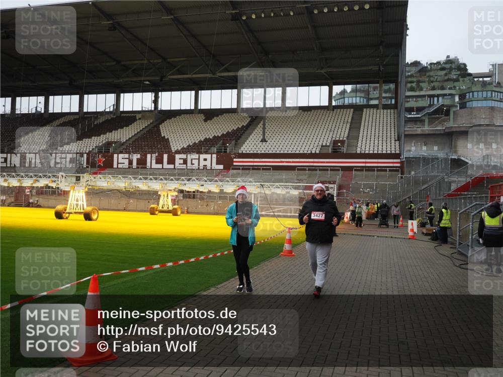 07.12.2025 - St. Pauli X-Mass-Run No. 15 Fabian Wolf http://msf.ph/oto/9425543 07.12.2025 12:17:30 Ziel 3427, 3866, 3868, 4014, 4015 meine-sportfotos.de
