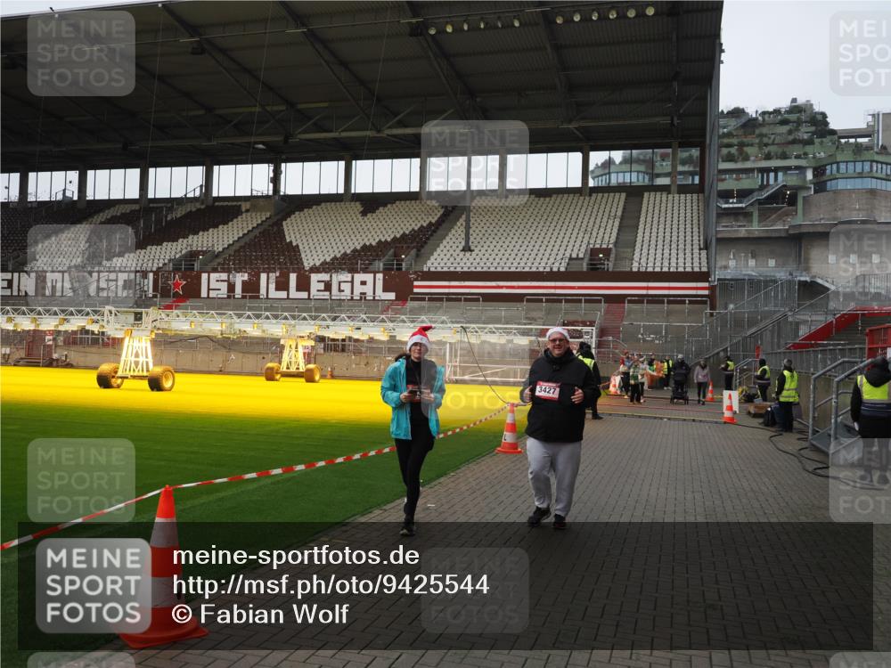 07.12.2025 - St. Pauli X-Mass-Run No. 15 Fabian Wolf http://msf.ph/oto/9425544 07.12.2025 12:17:30 Ziel 3427, 3866, 3868, 4014, 4015 meine-sportfotos.de