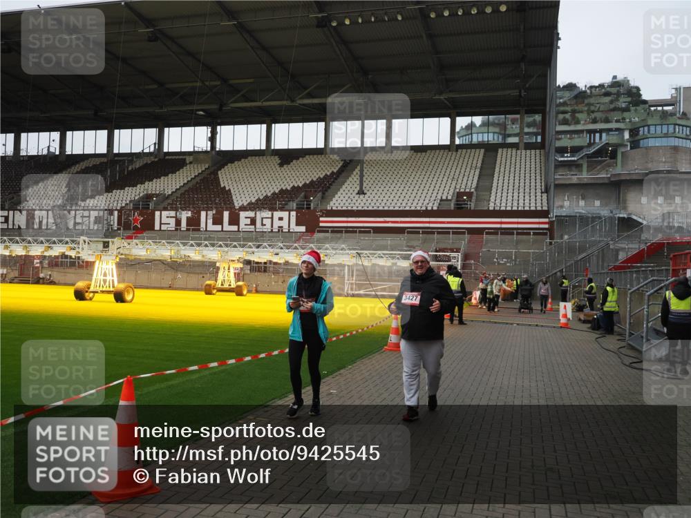 07.12.2025 - St. Pauli X-Mass-Run No. 15 Fabian Wolf http://msf.ph/oto/9425545 07.12.2025 12:17:30 Ziel 3427, 3866, 3868, 4014, 4015 meine-sportfotos.de