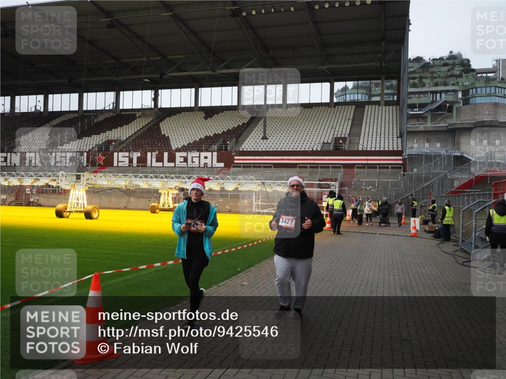 07.12.2025 - St. Pauli X-Mass-Run No. 15 Fabian Wolf http://msf.ph/oto/9425546 07.12.2025 12:17:30 Ziel 3427, 3866, 3868, 4014, 4015 meine-sportfotos.de
