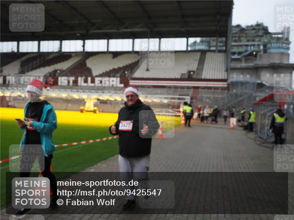 07.12.2025 - St. Pauli X-Mass-Run No. 15 Fabian Wolf http://msf.ph/oto/9425547 07.12.2025 12:17:31 Ziel 3427, 3866, 3868, 4014, 4015 meine-sportfotos.de