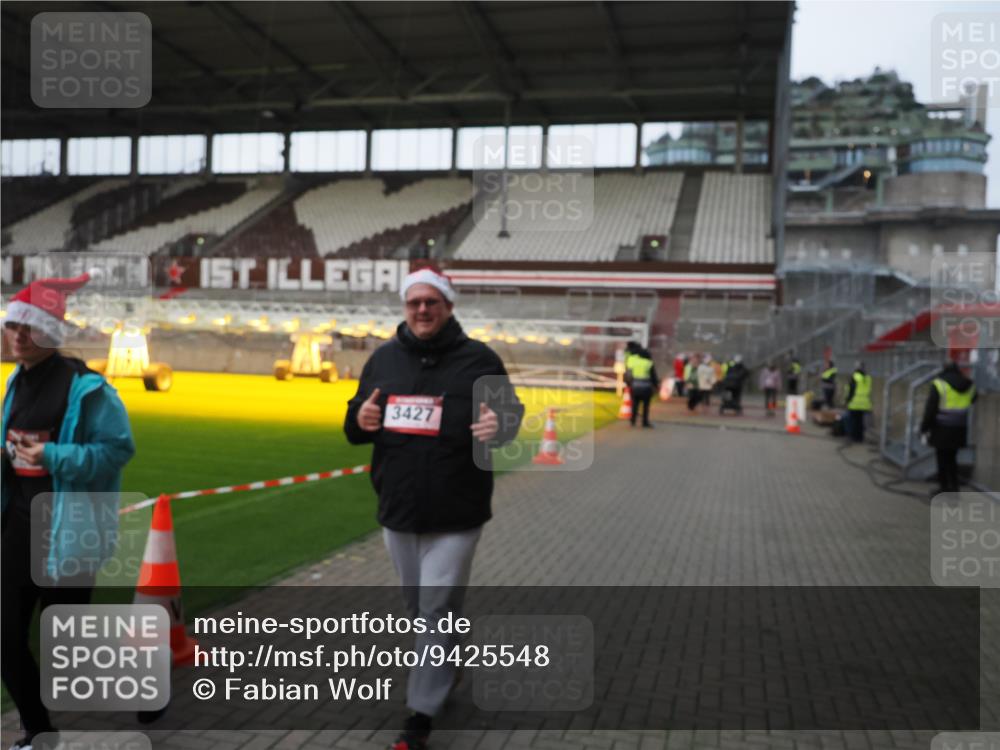07.12.2025 - St. Pauli X-Mass-Run No. 15 Fabian Wolf http://msf.ph/oto/9425548 07.12.2025 12:17:32 Ziel 3427, 3866, 3868, 4014, 4015 meine-sportfotos.de
