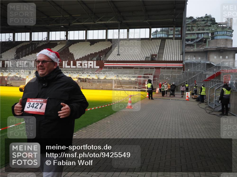 07.12.2025 - St. Pauli X-Mass-Run No. 15 Fabian Wolf http://msf.ph/oto/9425549 07.12.2025 12:17:32 Ziel 3427, 3866, 3868, 4014, 4015 meine-sportfotos.de