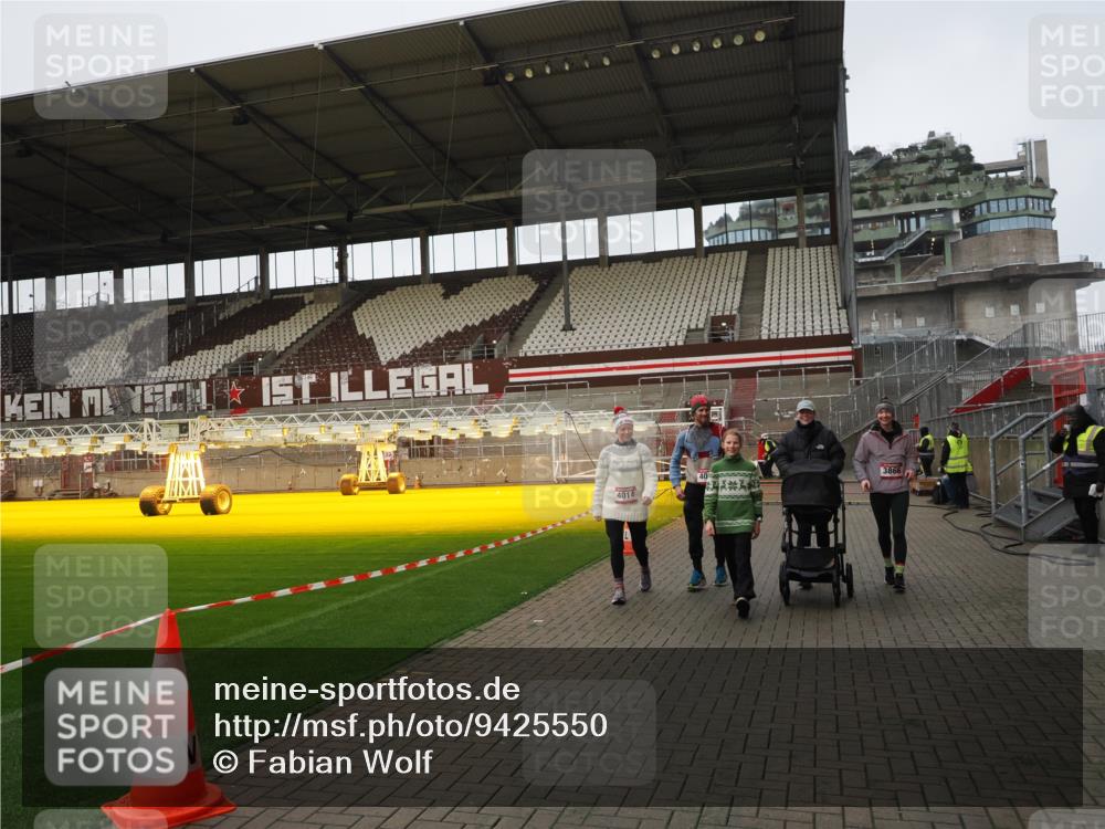 07.12.2025 - St. Pauli X-Mass-Run No. 15 Fabian Wolf http://msf.ph/oto/9425550 07.12.2025 12:17:45 Ziel 3866, 3868, 4014, 4015 meine-sportfotos.de